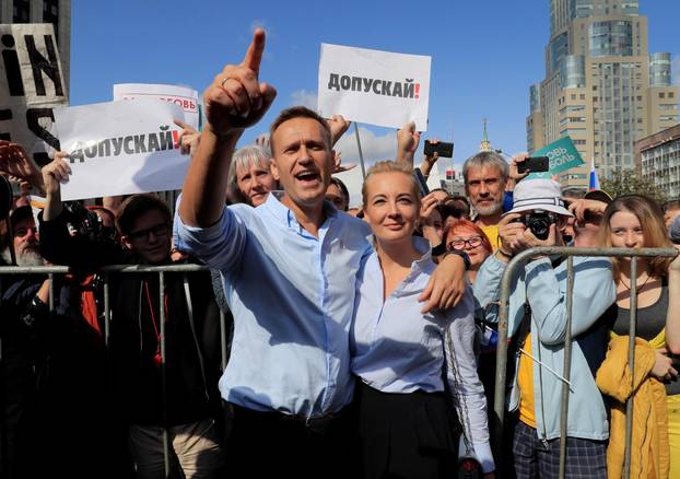 Russian opposition leader Alexei Navalny and his wife Yulia attend a rally in Moscow