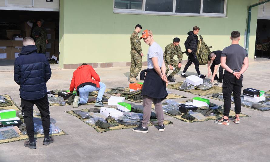 Ministar Anušić i general Kundid na prvom danu TVO-a na Slunju