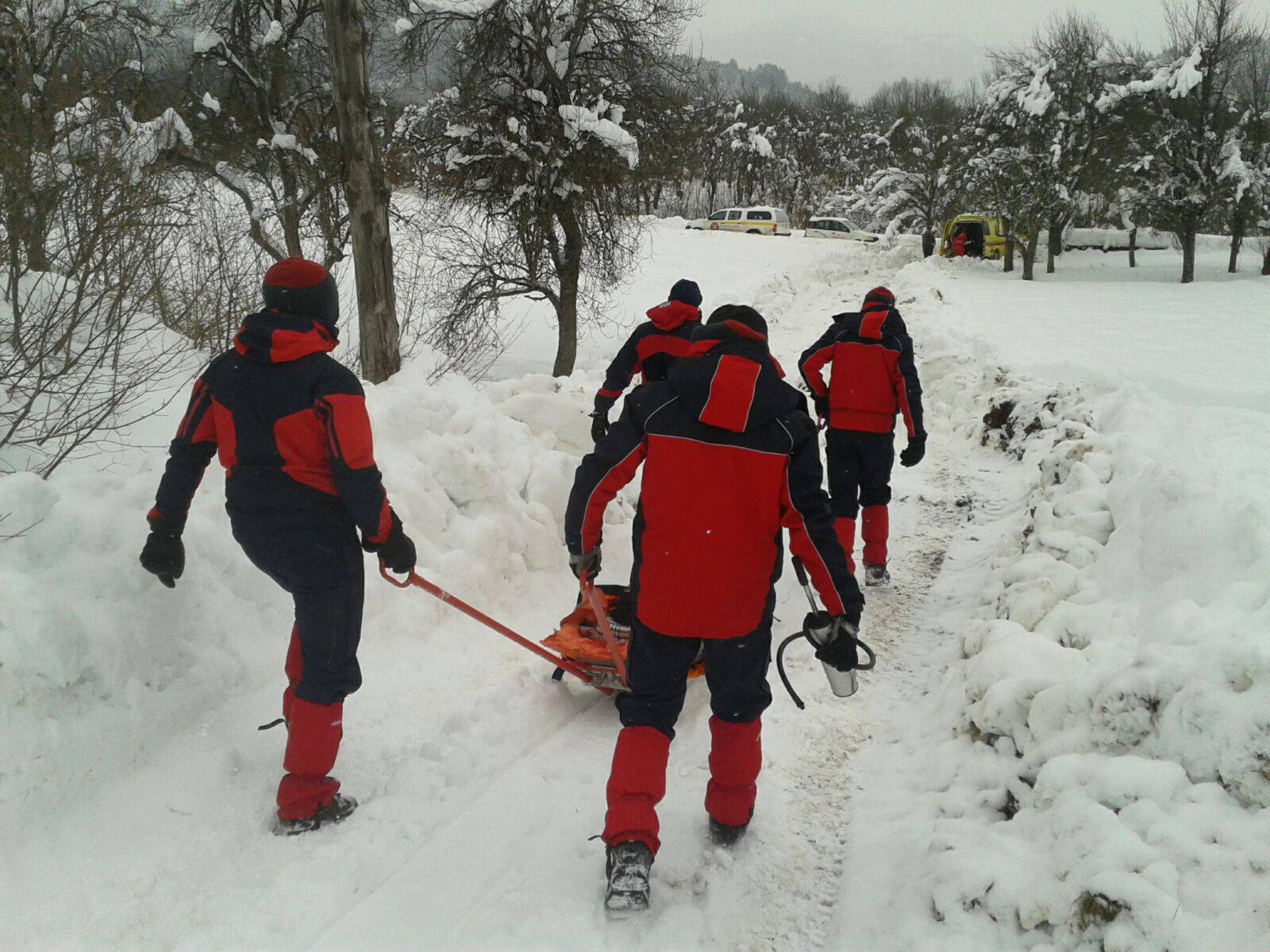 Probijali se kroz snijeg: Spasili ženu koja je pala i slomila kuk