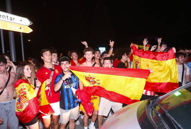 Španjolski navijači nakopn pobjede slavili na ulicama Splita 