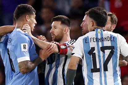 VIDEO Nervozni Messi hvatao je Urugvajca za vrat, Argentina izgubila prvi put od Mundijala