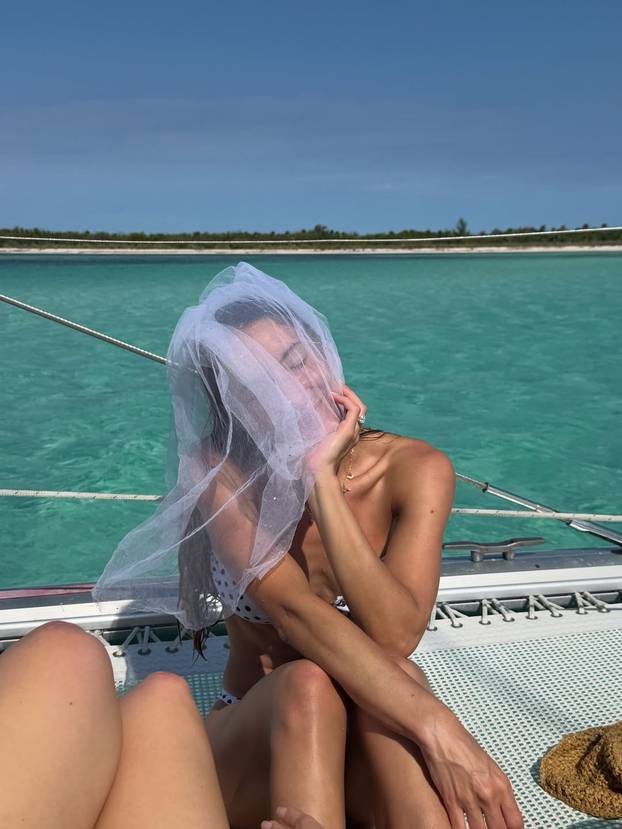 FOTO Becca Moore izazvala kaos na internetu: Iako vodi podcast, svi lude zbog njezinih fotki