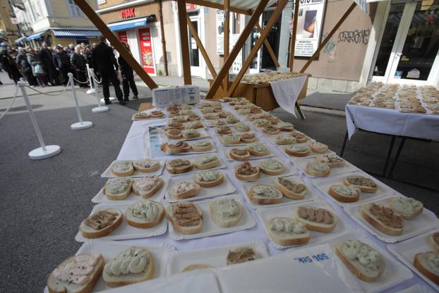 Rijeka: Podjela sendviča sa bakalarom, tunom i lososom na Veliki petak
