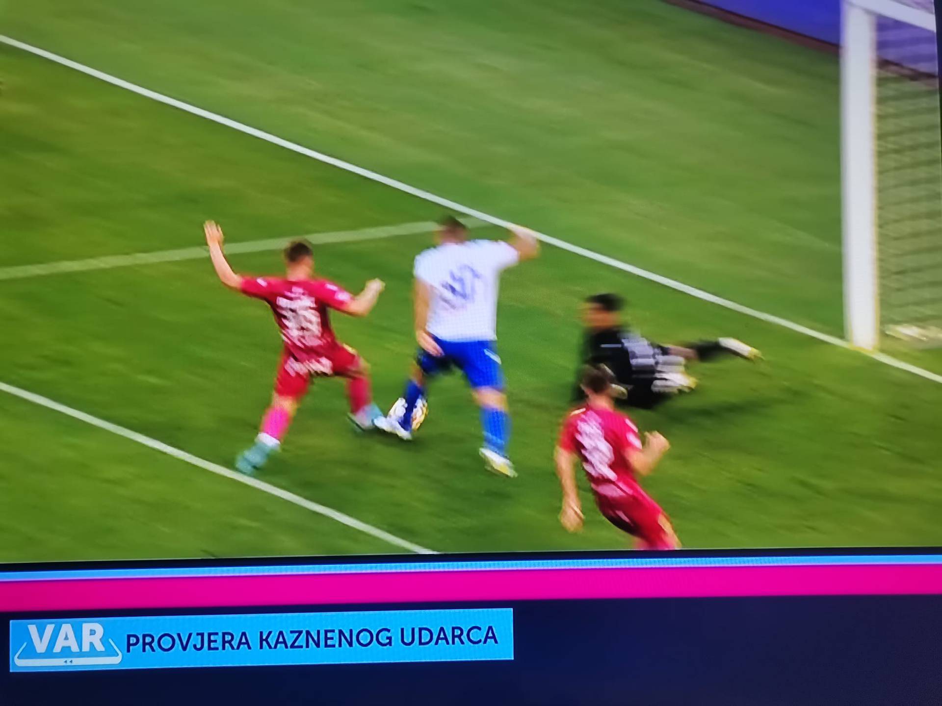 ANKETA Što mislite, je li Lovrić opravdano svirao penal za Bile?