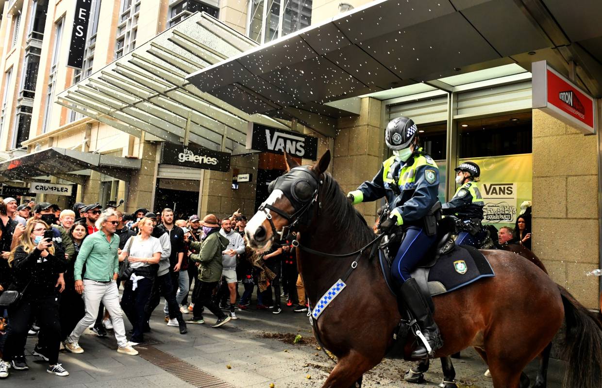 Broj zaraza korona virusom u Sydneyu raste dok policija suzbija prosvjede protiv mjera