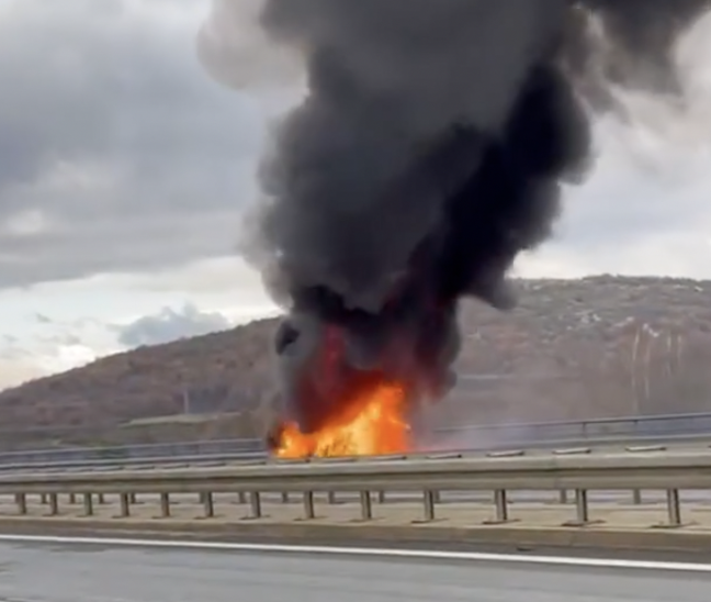 VIDEO Buktinja na autocesti A1: Paru čiji je auto progutao požar pomagali požeški ugostitelji