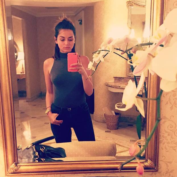 FOTO Zvijezda Hollywooda je zavirila u garažu Ferrarija. A mehaničari u njezin dekolte