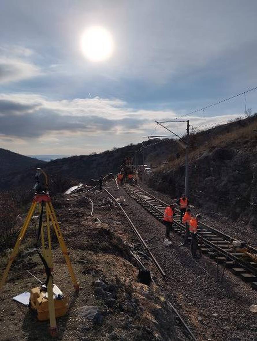 FOTO Željezničku prugu kod Rijeke 11 dana nakon sudara vlakova opet puštaju u promet