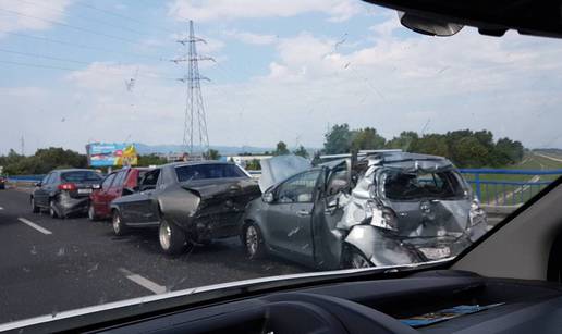 U lančanom sudaru pet auta i kamiona dvoje ljudi ozlijeđeno