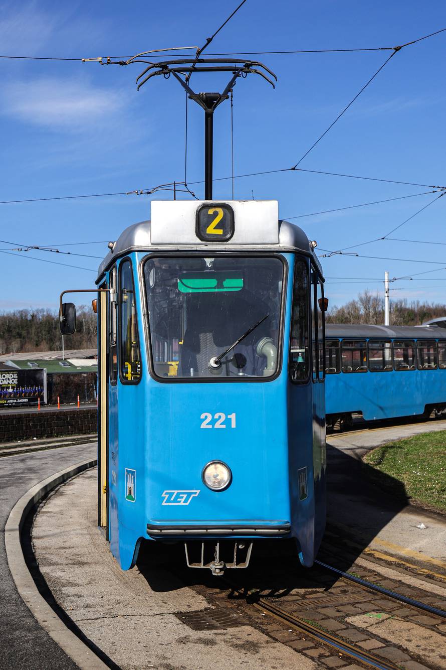 Zagreb: Tramvaj ZET-a koji vozi već pola stoljeća