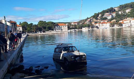 Zaboravio je povući kočnicu, otišao je na kavu, auto u more