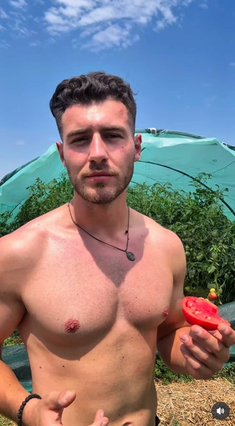 Žene zaludio zgodni farmer iz BiH! Ne vide ni koke ni rajčice: 'U sunce ti, kako do sjemena?'