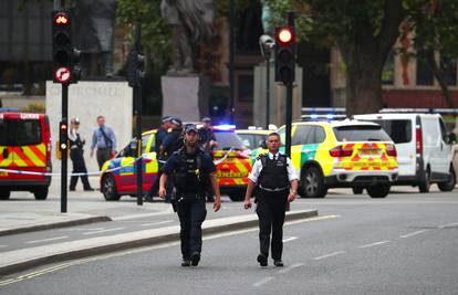 Auto se zabio u britanski parlament, ima ozlijeđenih