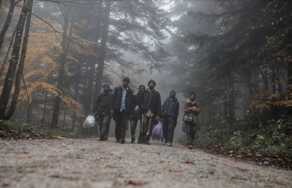 Pucao je u zrak, poskliznuo se, a metak je pogodio migranta