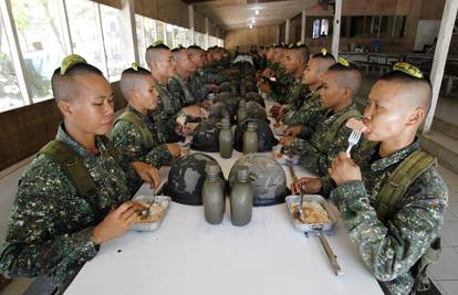 Vojna disciplina na Filipinima: Stoj i jedi mirno ili banana pada