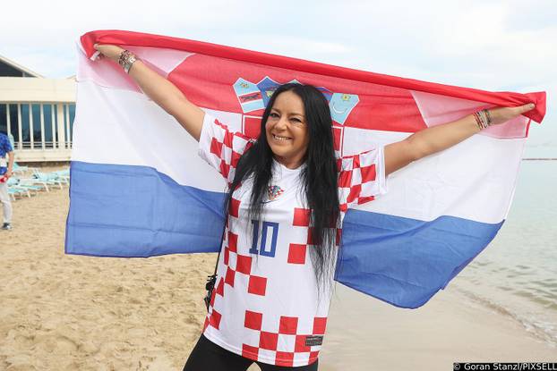KATAR 2022: Rasplesane navija?ice na plaži uo?i utakmice Hrvatska - Belgija 