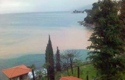 Veliku crvenu mrlju uz obalu Opatije razbilo more