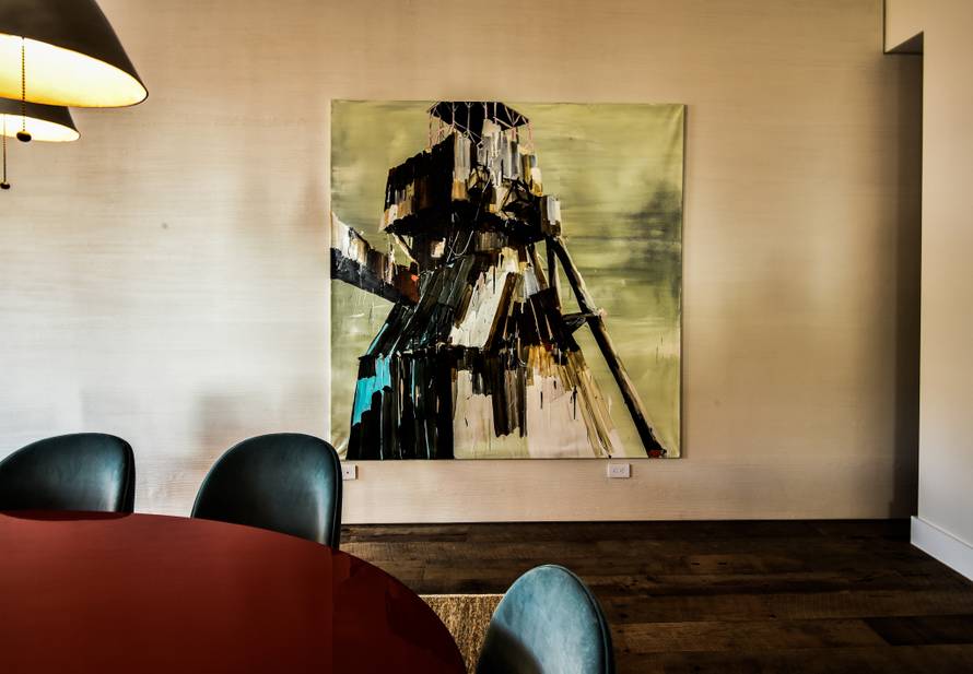 Bili smo u stanu Bowieja: Raj od 300 m2 krase cvjetne tapete, umjetnine, note i modri kauč