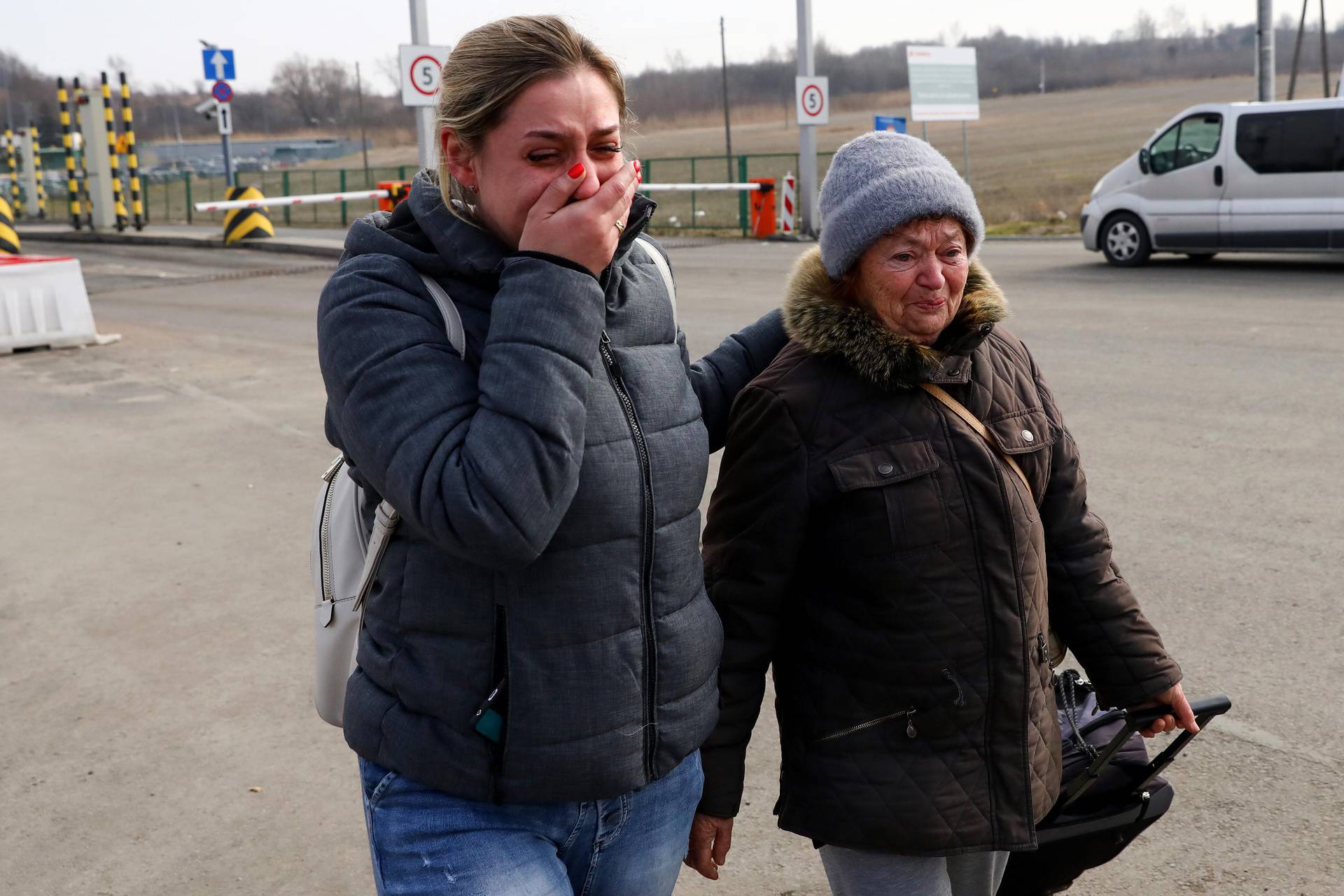 Mučne scene na granici. Djeca se prebacuju preko ljudi da se spase: 'Pomozi, spasi mi bebu!'