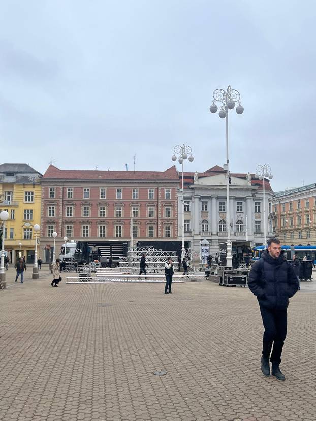 FOTO Nema dočeka, ima dočeka. Pogledajte kako ponovno montiraju binu na trgu
