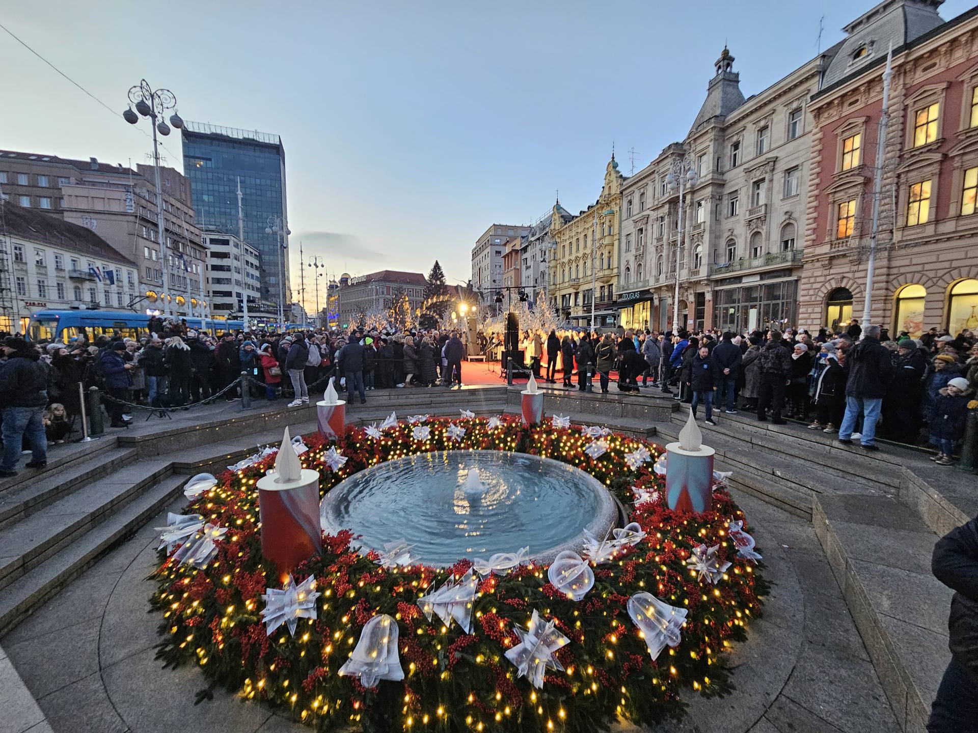 VIDEO Advent u Zagrebu: Cijeli grad okićen u božićnom duhu, upalili prvu adventsku svijeću