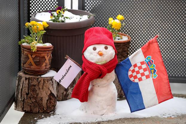 Zagreb: Snjegović u samoizolaciji balkonu s porukom da ostanemo doma