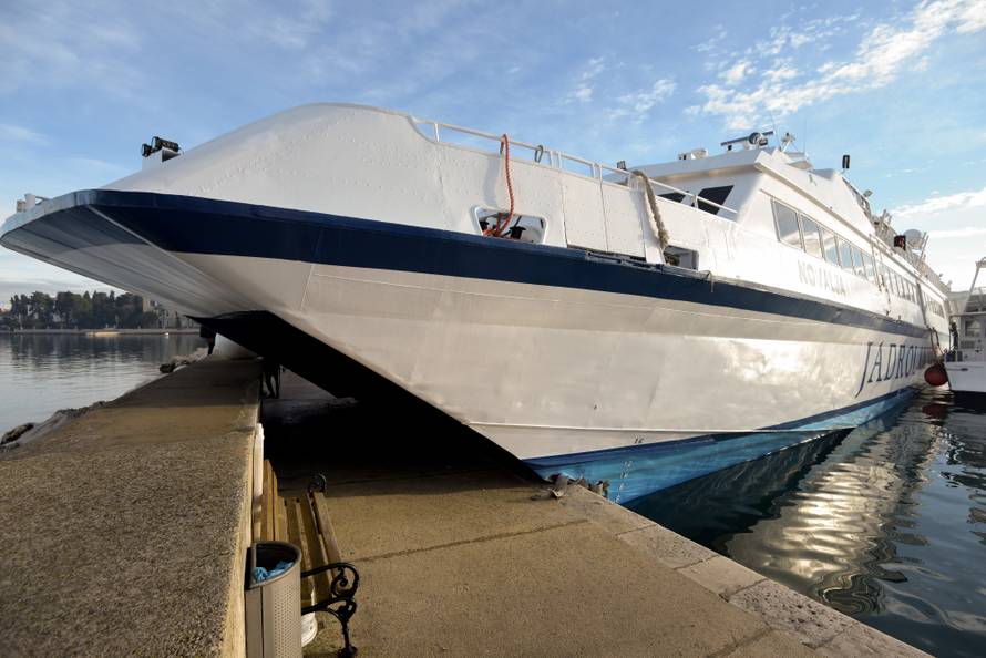 U Zadru se nasukao katamaran Novalja