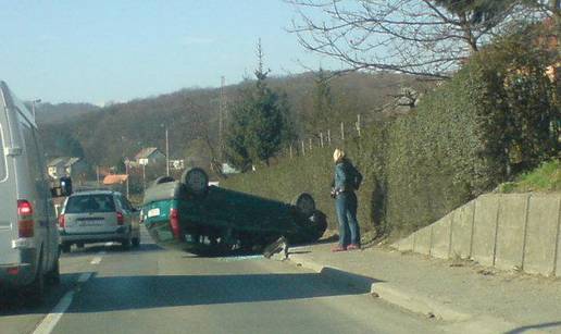 Autom udarila u živicu i u stup i okrenula se na krov