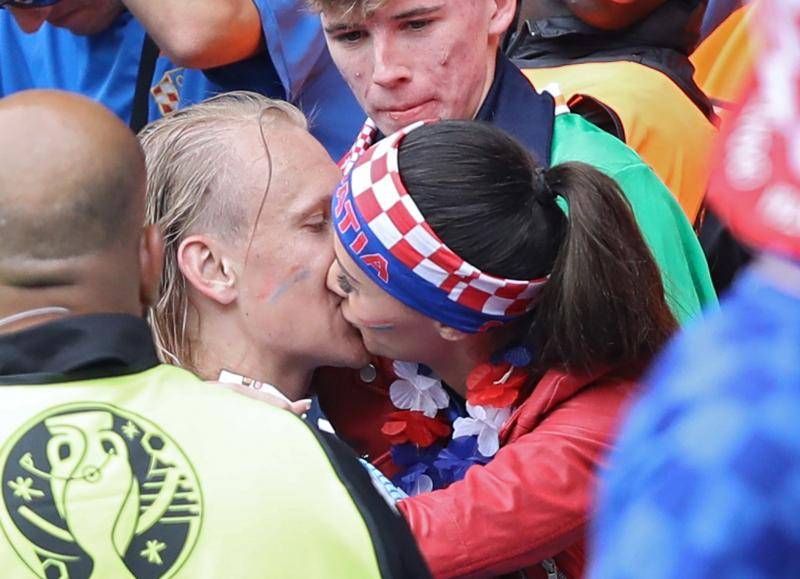 Pobjednički poljubac: Vatrena navijačica dočekala Domagoja