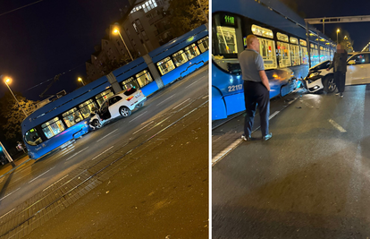 Zagreb: Auto udario u tramvaj