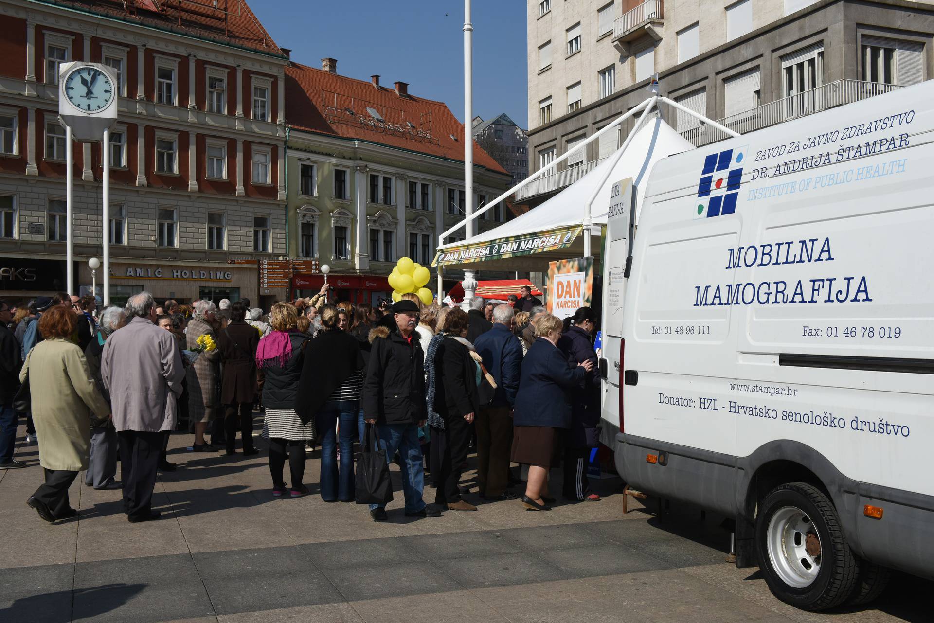 Zagreb: Na glavnom Trgu održana humanitarna prodaja narcisa i mobilna mamografija