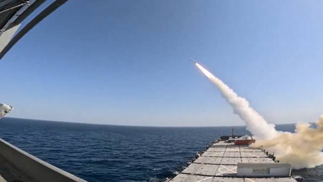 Iranski ratni brod prvi put je prešao ekvator, opremljen je letjelicama i projektilima