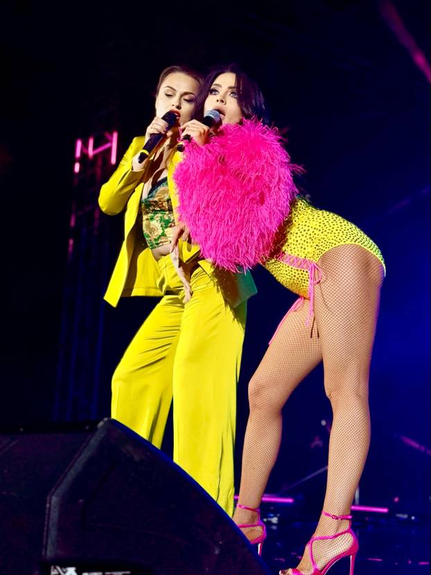 FOTO Milica Pavlović rasplesala Rijeku u kristalima, a iz publike je bodrila posebna osoba....