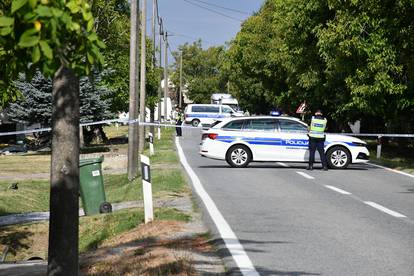 Slike strave i užasa: Poginuli mladići imali su 17 i 23 godine, motor je izletio iz automobila