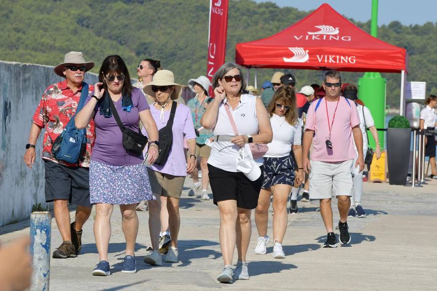 Kruzer Viking Vesta usidren u Zabla?u kod Šibenika