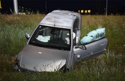 FOTO Pijan automobilom izletio iz kružnog toka u Čakovcu pa sletio u jarak: Završio u bolnici