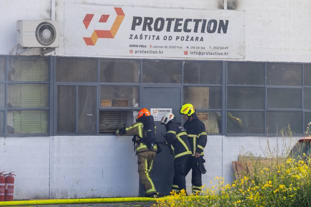 Pula: Veliki požar u Šijanu, došlo je do požara skladišta, širi se gusti dim