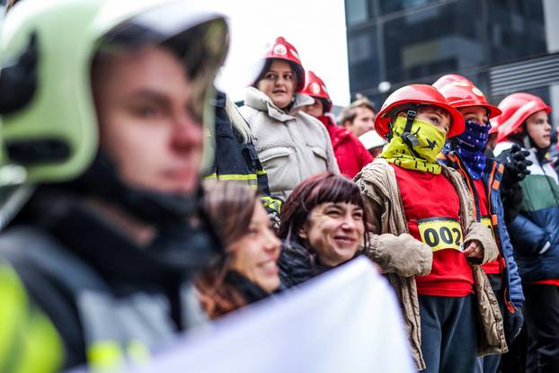 Zagreb: Vatrogasci pod punom opremom pretrčali 666 stepenica u humanitarne svrhe