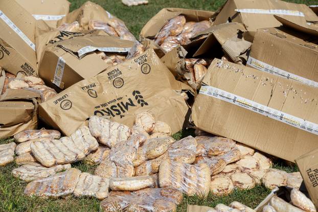 Zagreb: Sendviči i peciva razbacani po Bundeku šest dana nakon Thompsonovog koncerta