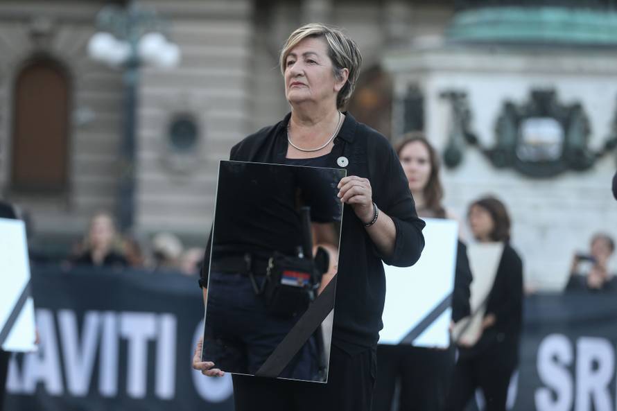 Beograd: Povodom 30. godišnjice genocida u Srebrenici, Žene u crnom organizirale su stajanje u crnini i šutnju na Trgu Republike