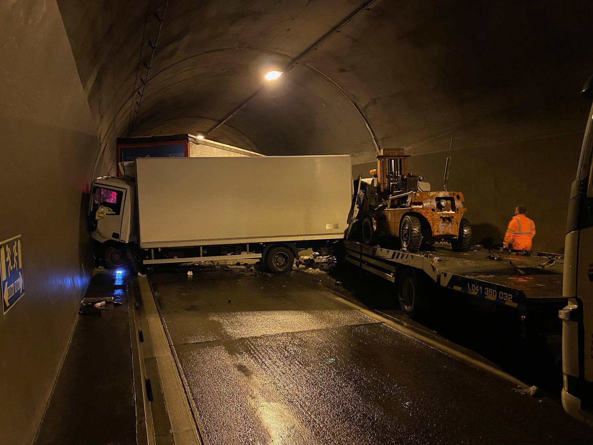 Krš i lom u slovenskom tunelu: U tri sudara 11 kamiona i auto