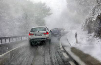 Snijeg i jak vjetar otežavaju promet, HAK: Odgodite put prema Dalmaciji i obrnuto!