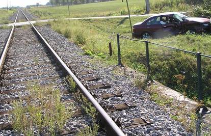 Pijani je strojovođa udario auto koji nije stao na pruzi