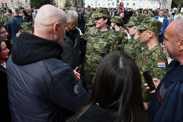 Na svečanoj prisegi ročnika u Požegi pozornost je privukla Diva Perković, kći pjevača Marka Perkovića Thompsona