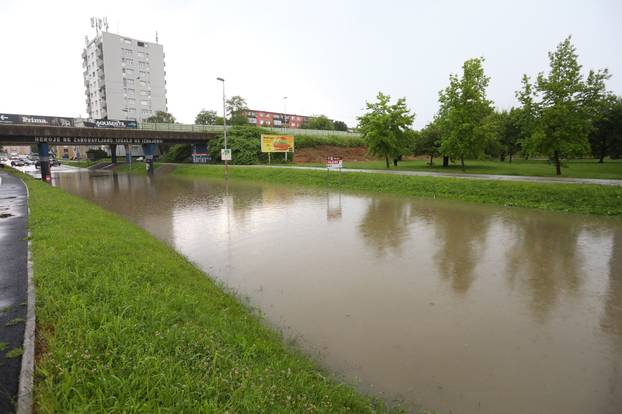 Karlovac: Obilna kiša uzrokovala probleme u prometu