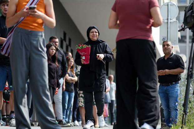 Graz: Dan nakon pokolja u školi brojni građani i učenici polažu cvijeće i pale svijeće za ubijene