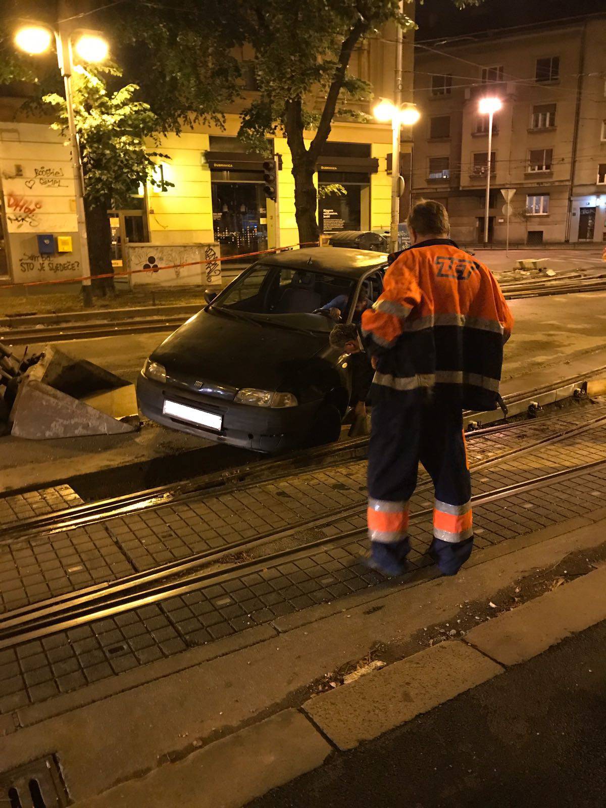 Upao autom u rupu na Savskoj, izvukli ga prolaznici i ZET-ovci