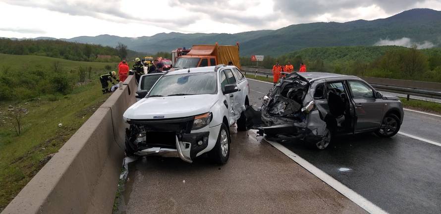 Strava na autocesti: Motorista Mercedes odbacio preko ograde
