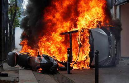 Prosvjed za Praznik rada: Palili aute, razbijali izloge trgovina