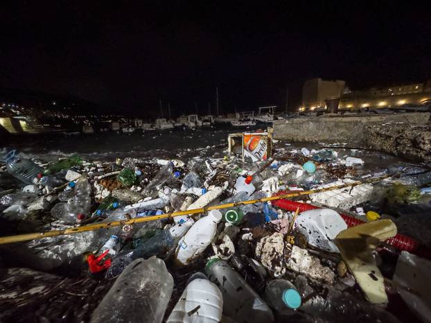 Dubrovnik: Velike količine smeća i plastike nanesene su jakim jugom u staru luku